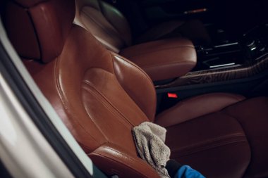 Araba iç detaylandırma ve kavram valeting temizlik oto servis personeli