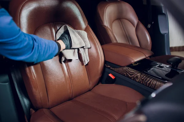 Araba iç detaylandırma ve kavram valeting temizlik oto servis personeli