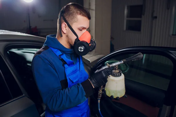 Bonito homem limpando carro com vapor quente — Fotografia de Stock