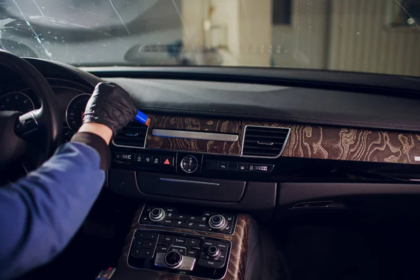 Aerosol químico y cepillo en el interior del coche. Limpieza a principios de primavera o limpieza regular. Limpieza química profesional . — Foto de Stock