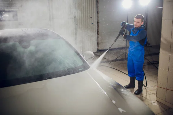 Homem de lavagem automóvel manual auto-serviço de lavagem de carro, limpeza com espuma, água pressurizada. Conceito de cuidados de transporte. Lavagem de carro na estação de auto-atendimento com blaster de alta pressão — Fotografia de Stock