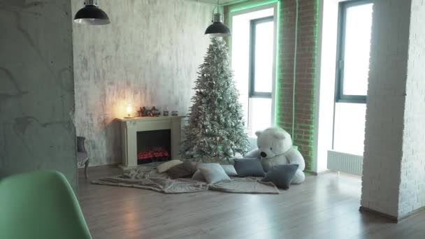 Bellissimo interno di Natale, parete soppalco con lampadine e albero di Natale con scatole regalo d'oro sotto di esso . — Video Stock