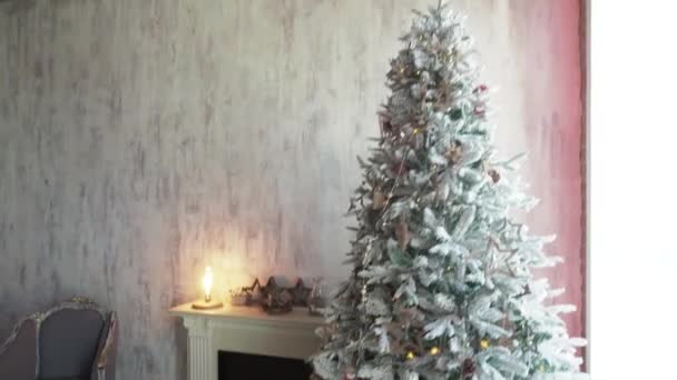 Bellissimo interno di Natale, parete soppalco con lampadine e albero di Natale con scatole regalo d'oro sotto di esso . — Video Stock