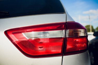 hafif parlak yansımalar oto tamirhanesi ile geri