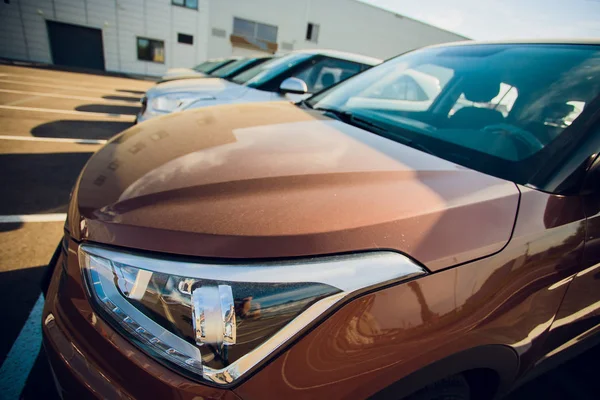 Autó értékesítés és a hitel ipar fogalmát. Sor új járművek raktáron. — Stock Fotó
