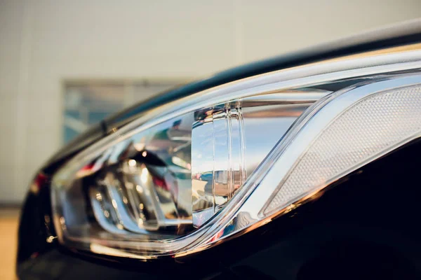 Faro del coche con campo de profundidad superficial — Foto de Stock