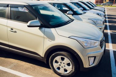 Araba satış ve kredi sanayi kavramı. Satır yepyeni stoklarımızdan.