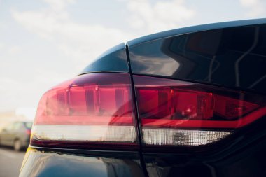 hafif parlak yansımalar oto tamirhanesi ile geri