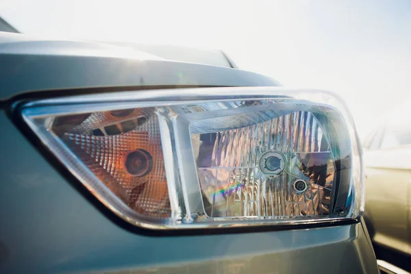 Farol do carro com campo de profundidade rasa — Fotografia de Stock