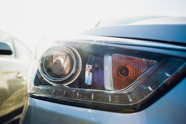 Farol do carro com campo de profundidade rasa — Fotografia de Stock