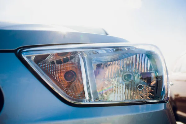 Farol do carro com campo de profundidade rasa — Fotografia de Stock