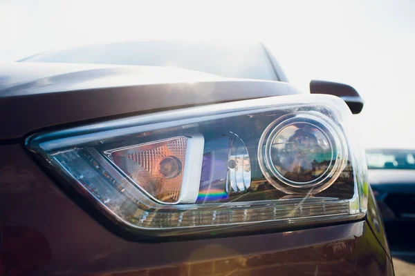 Farol do carro com campo de profundidade rasa — Fotografia de Stock