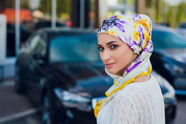 Glückliche muslimische Frau stehend. — Stockfoto