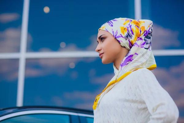 Glückliche muslimische Frau stehend. — Stockfoto