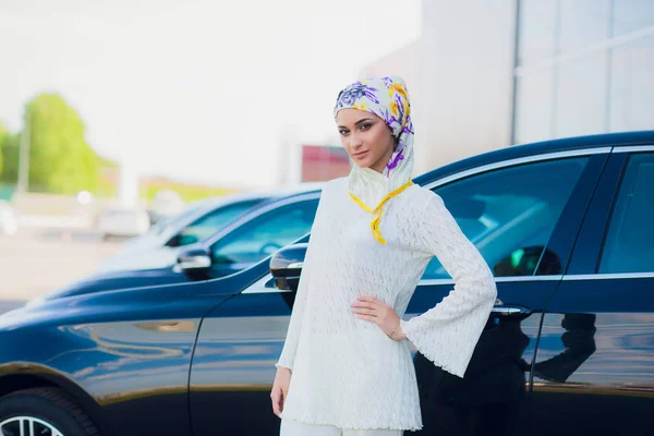 Glückliche muslimische Frau stehend. — Stockfoto