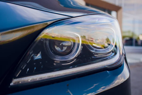 Faro del coche con campo de profundidad superficial — Foto de Stock