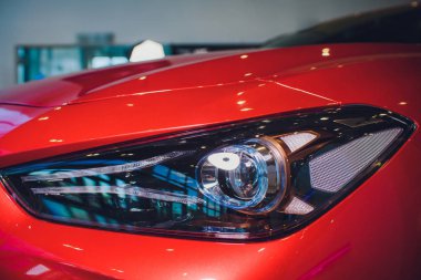 Farlar ve başlık kırmızı spor araba ile gümüş yıldız