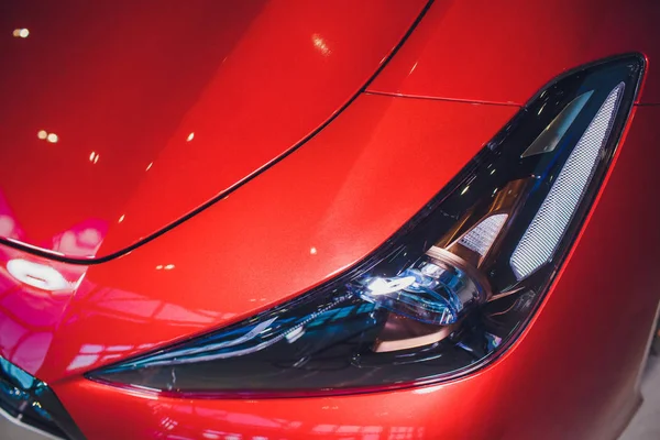 Προβολείς και κουκούλα κόκκινο σπορ αυτοκίνητο με ασημένια αστέρια — Φωτογραφία Αρχείου