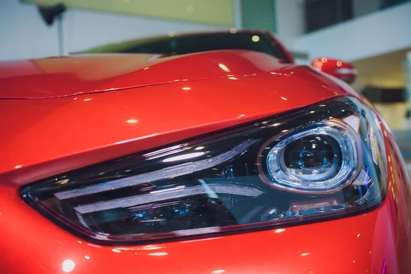 Scheinwerfer und Motorhaube sportliches rotes Auto mit silbernen Sternen — Stockfoto