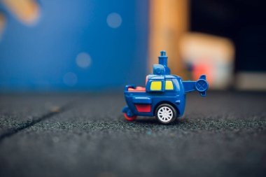 Çocuk oyuncak, asfaltta, çocuk kaybettiği bir plastik Makinası