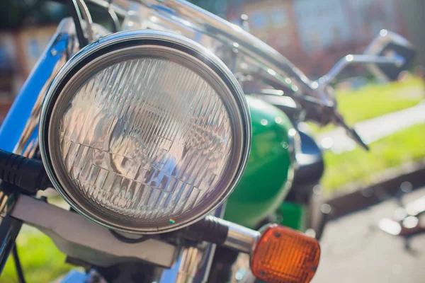 Fokus pada lampu depan. Retro sepeda motor dengan lampu — Stok Foto