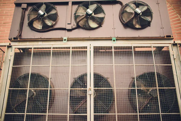 Ipari légkondicionáló egységek Vértes hűtés. Vértes rajongók. — Stock Fotó