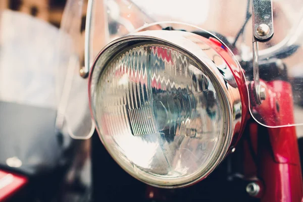 Focus op koplicht. Retro motorfiets met koplamp — Stockfoto