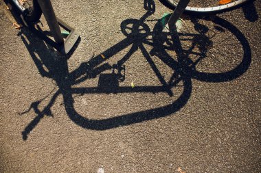 Bisiklet tekerleği ve gölge, Hipster yaşam tarzı nesne.