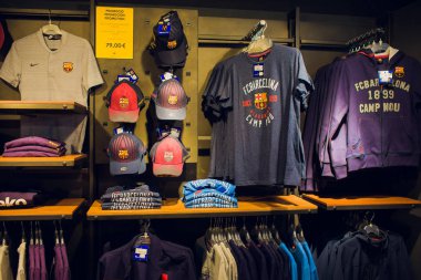 Barcelona, İspanya - 10 Ağustos 2018: Giriş Fcb Futbol Club Barcelona resmi mağaza Passeig de Gracia, mimari mücevherleri en prestijli mağazaları ile yan yana durduğun yer alan.