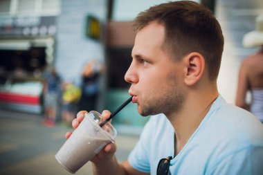 Cam lezzetli süt shake ile genç adam