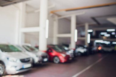 Soyut araba bulanık otopark, garaj, yer altı otoparkı ile otomobil alışveriş Merkezi binasında iç. Defocused, arka planı olarak kullanabilir
