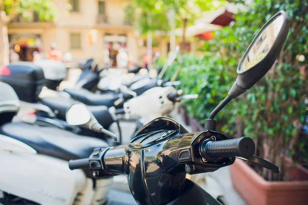 Fila de scooters na rua urbana . — Fotografia de Stock