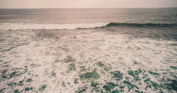 Vista aerea surfisti e onda nell'oceano tropicale. Vista dall'alto — Foto Stock