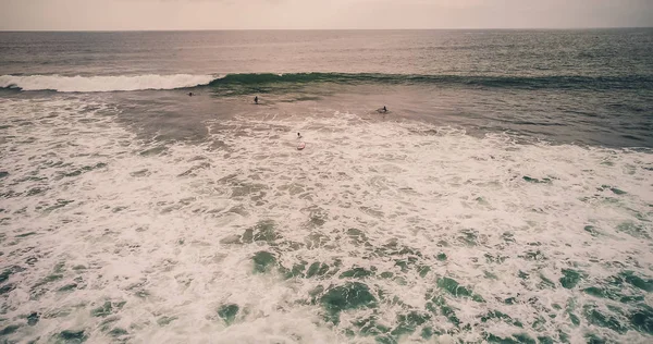 Surfistas de vista aérea y olas en el océano tropical. Vista superior — Foto de Stock