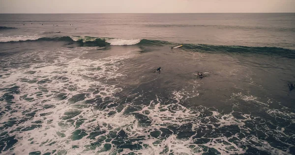 Surfistas de vista aérea y olas en el océano tropical. Vista superior — Foto de Stock