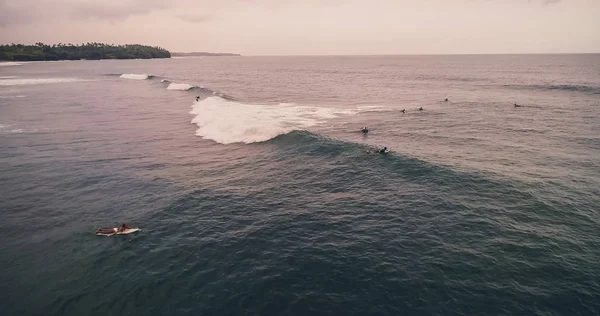 Surfer und Wellen im tropischen Ozean aus der Luft. Ansicht von oben — Stockfoto