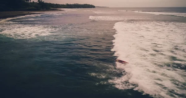 Vue aérienne surfeurs et vagues dans l'océan tropical. Vue du dessus — Photo