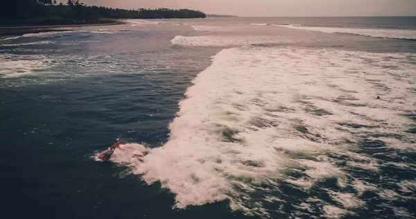 Surfistas de vista aérea y olas en el océano tropical. Vista superior — Foto de Stock