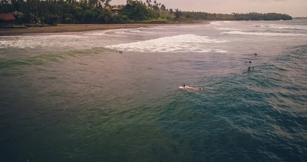 Surfistas de vista aérea y olas en el océano tropical. Vista superior — Foto de Stock