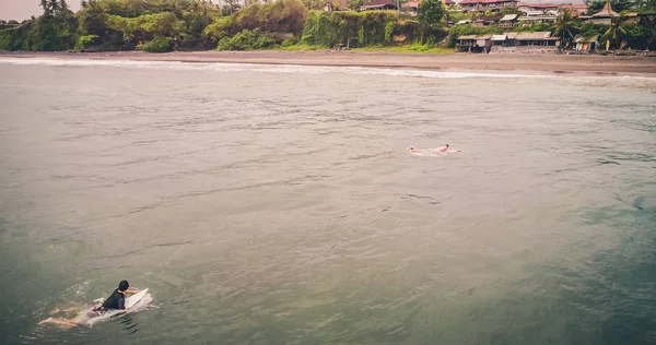 Surfer und Wellen im tropischen Ozean aus der Luft. Ansicht von oben — Stockfoto