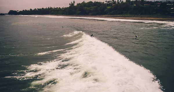 Аерофотозйомка серферів і хвиля в тропічному океані. Вид зверху — стокове фото