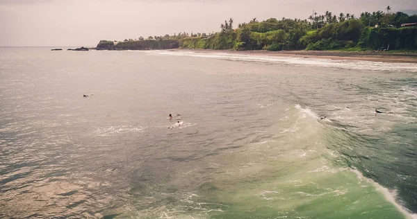 Surfistas de vista aérea y olas en el océano tropical. Vista superior — Foto de Stock