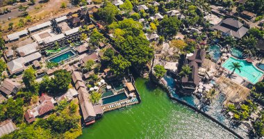 Drone görünümü okyanus dalgaları seashore buzlu isabet ile