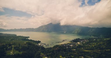 dağ ağaçlarıyla, günbatımı, bali sis yeşil kaplı.