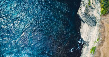 Drone görünümü okyanus dalgaları seashore buzlu isabet ile