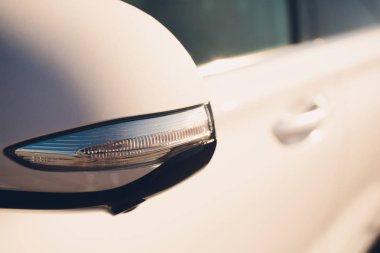 beyaz araba dikiz aynası kadar kapatın