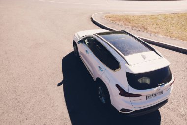 Ufa, Rusya Federasyonu - 1 Ağustos 2018: Hyundai Santa Fe 2018 yeni suv araba görünümü yukarıdan