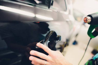 Ana renk tonu film araba için saç kurutma makinesi ile yükler. Konsept koruma otomobili