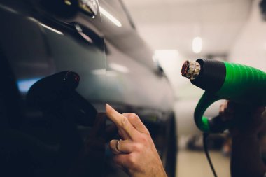 Ana renk tonu film araba için saç kurutma makinesi ile yükler. Konsept koruma otomobili