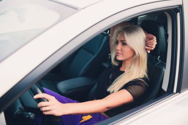 Mutlu kadın sevinçli oto showroom yeni pahalı Satınalmadaki gülümseyerek. En iyi araba katlanır beyaz kapıya oturmuş güzel müşteri.